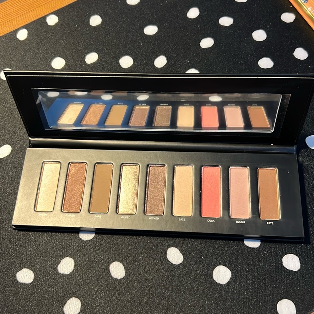 New Studiomakeup Ease-to-Wear eyeshadow palette
